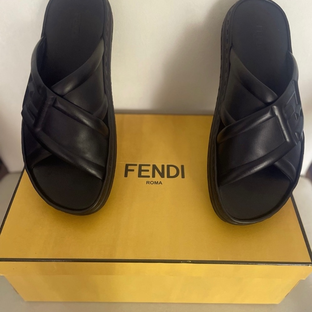 🖤🖤Black leather Fendi slides🖤🖤